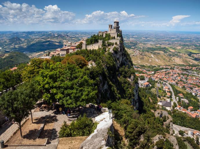 Vista panoramica del castello di San Marino su una collina.