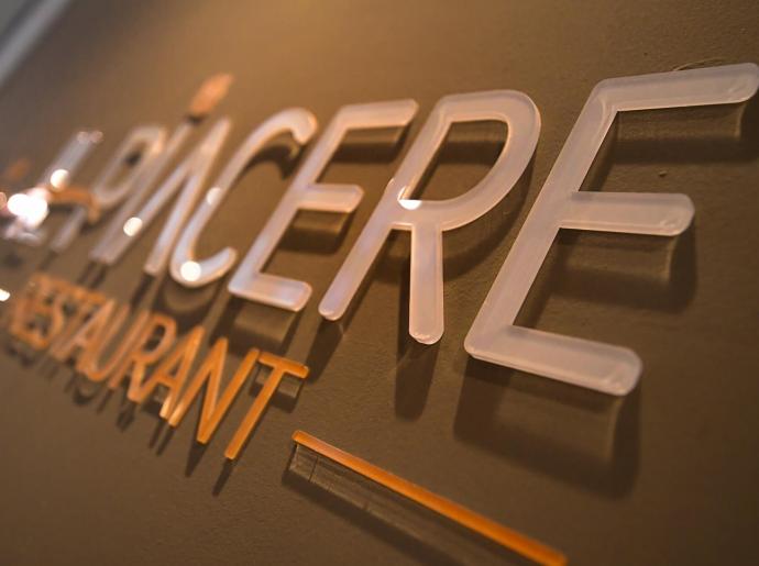 Insegna del ristorante 'Piacere' con design moderno.