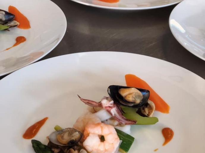 Piatto di mare con gamberi, cozze e verdure.