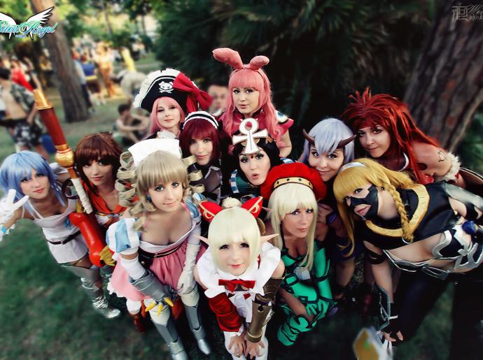 Gruppo di cosplayer in costumi colorati, all'aperto in un parco.