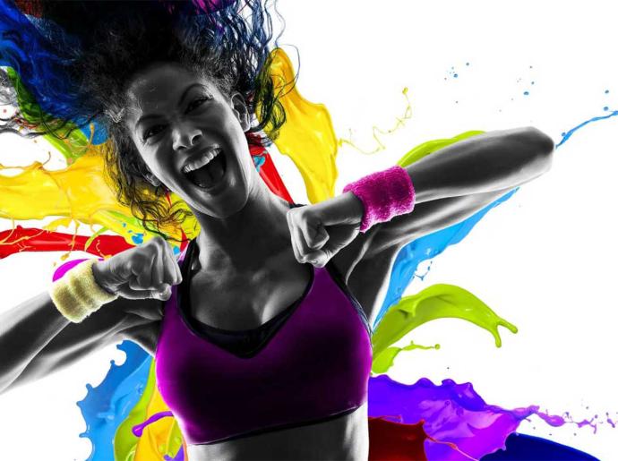 Donna che balla con schizzi di colore sullo sfondo.