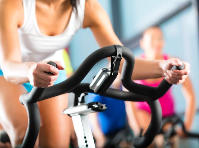 Persone che fanno spinning in palestra.