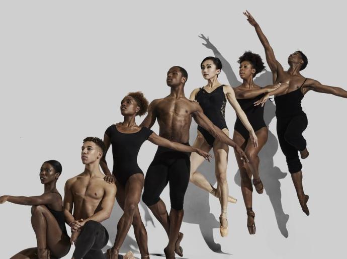 Gruppo di ballerini in pose eleganti e coreografiche.