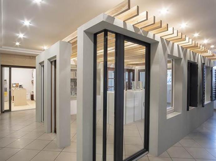 Interno moderno con finestre e illuminazione elegante.