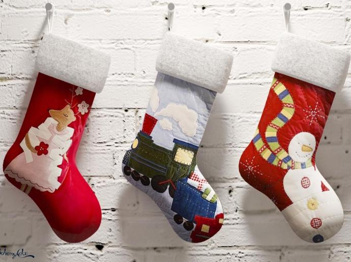 Hängende Weihnachtsstrümpfe mit Rentier-, Zug- und Schneemannmotiven.